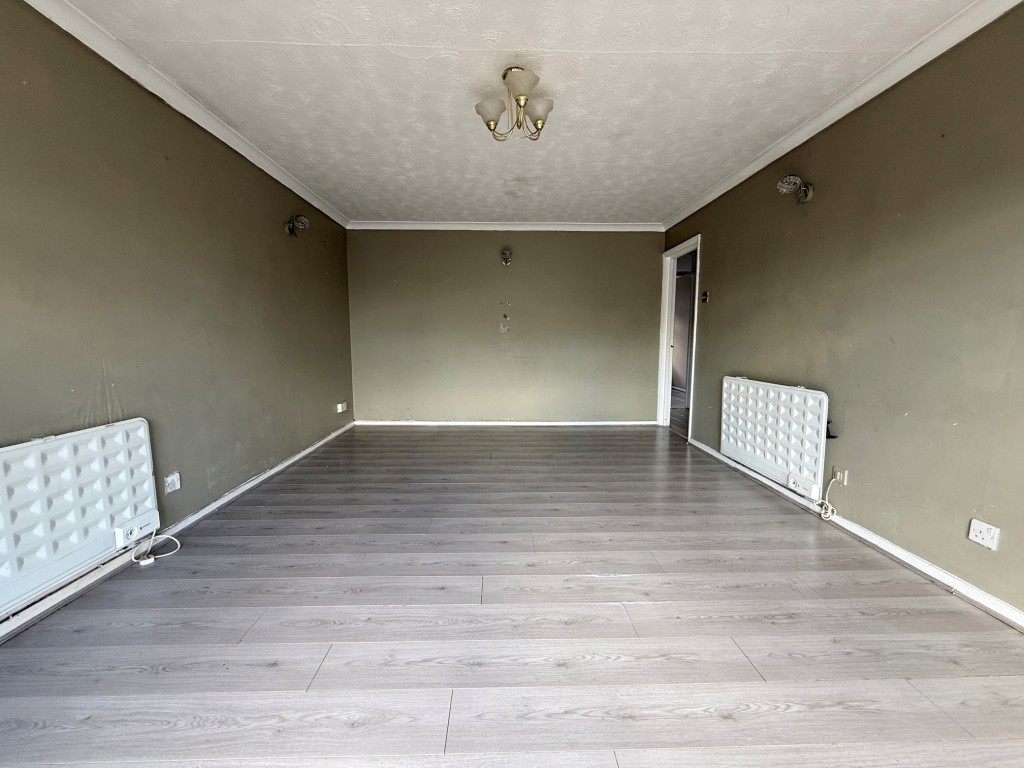 Lot: 31 - FIRST FLOOR FLAT FOR IMPROVEMENT - Rectangular reception room